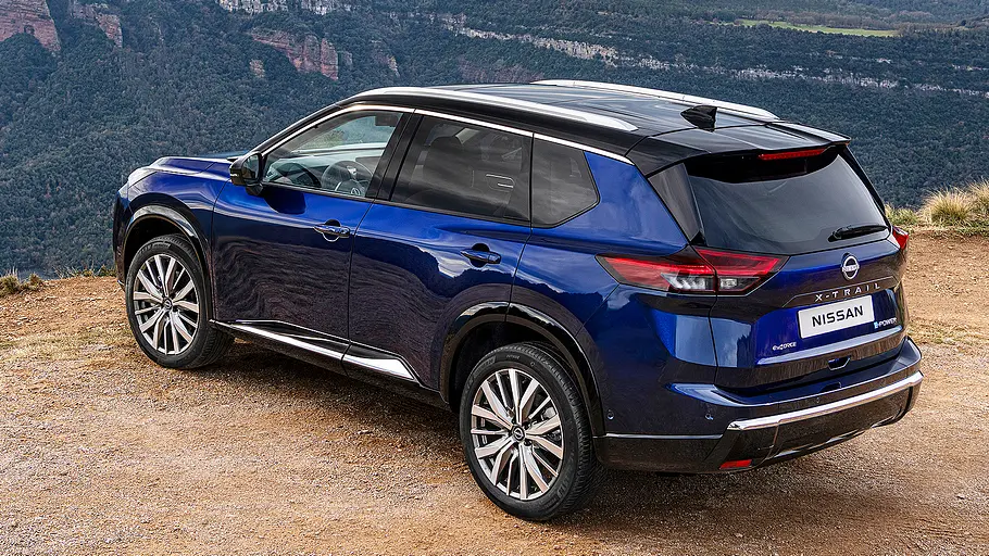 Blick von schräg hinten auf den Nissan X-Trail e-Power (2026).