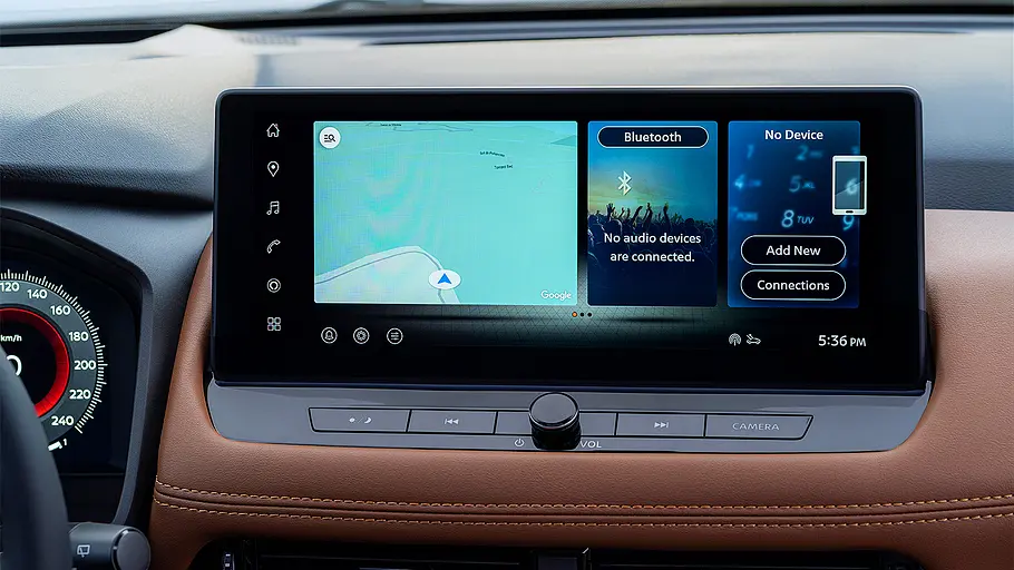 Blick auf den Infotainmentbildschirm im Innenraum des Nissan X-Trail e-Power (2026).