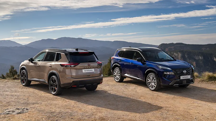 Nissan X-Trail Facelift (2026) Das Nissan X-Trail Facelift (2026) statisch als N-Trek (links) von schräg hinten links und herkömmliches Modell (rechts) von schräg vorne rechts.