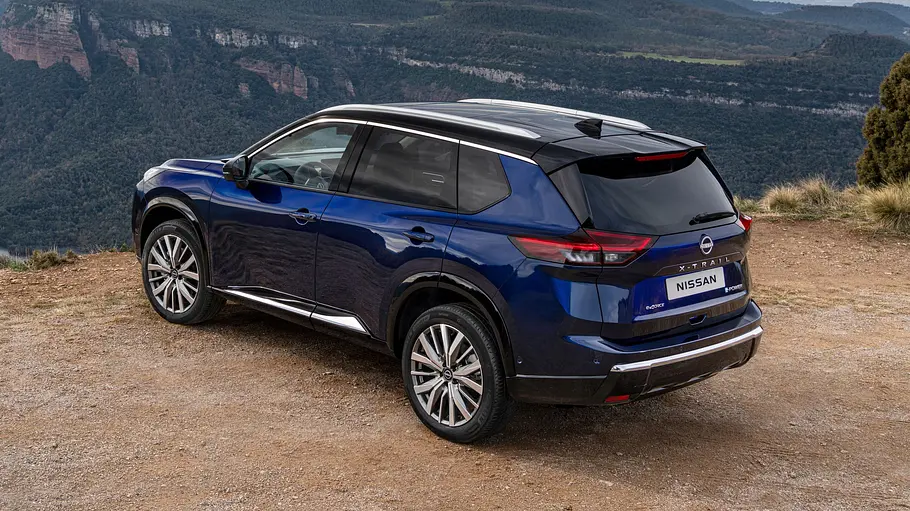 Nissan X-Trail Facelift (2026) Das Nissan X-Trail Facelift (2026) statisch von schräg hinten links.