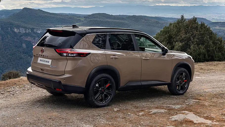 Nissan X-Trail N-Trek Facelift (2026) Das Nissan X-Trail N-Trek Facelift (2026) statisch von schräg hinten rechts.