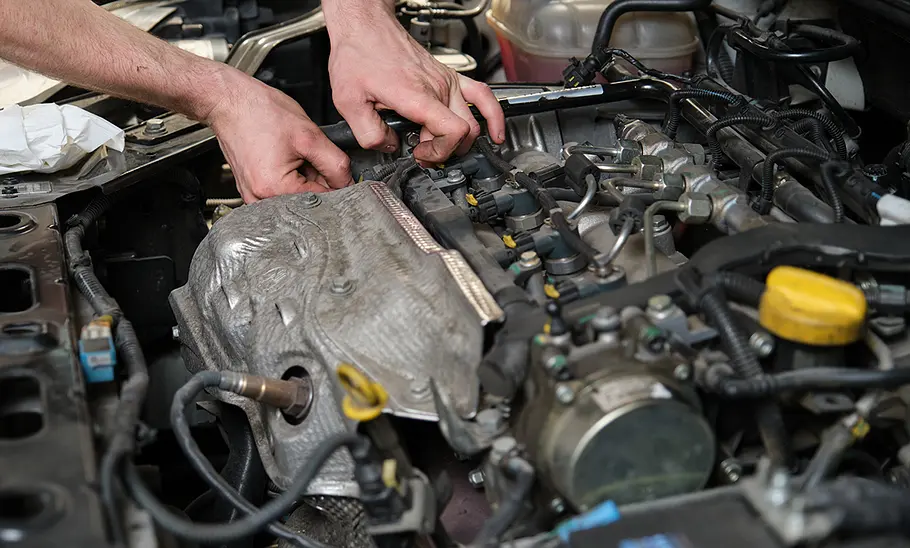 Nockenwellen-Positionssensor Ein Automechaniker tauscht einen Nockenwellen-Positionssensor aus.