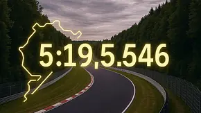 Nürburgring-Nordschleife: Alle Rekordzeiten in der Übersicht. Symbolbild zeigt Grüne Hölle im Hintergrund mit Bestzeit im Vordergrund. - Foto: AUTO ZEITUNG (KI-generiert)