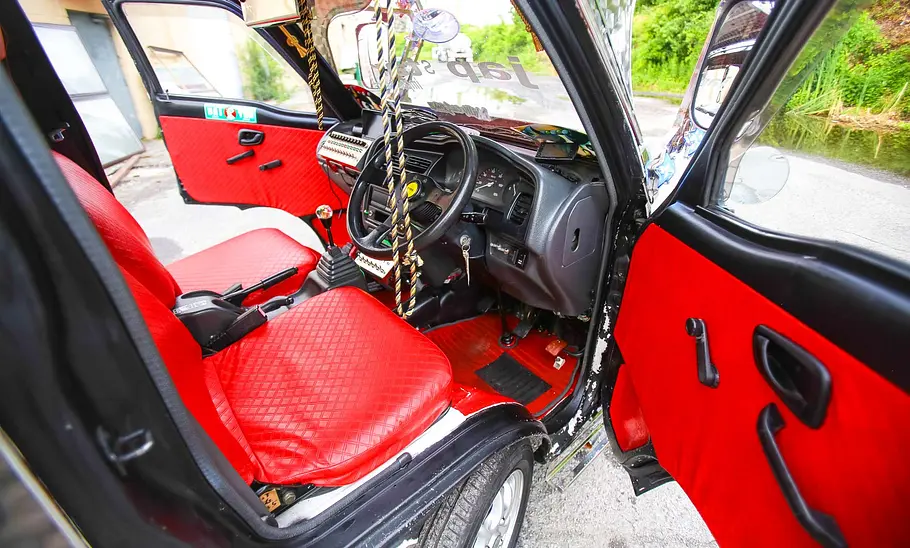 Der Innenraum des Suzuki Carry Dekotora.