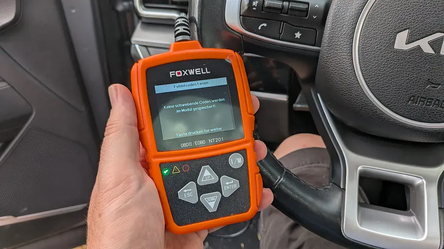 OBD2-Diagnosegeräte im Test Foxwell OBD2-Diagnosegerät im Test, fotografiert von oben.