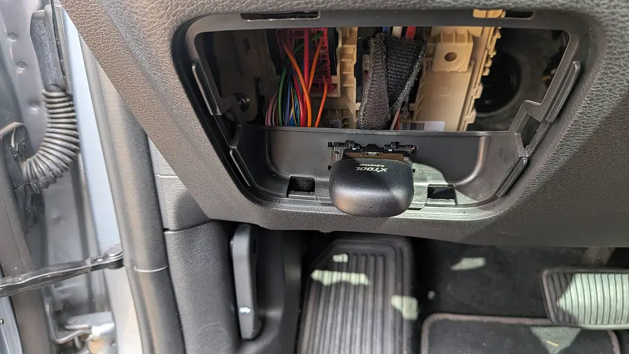 OBD2-Diagnosegeräte im Test Xtool OBD2-Diagnosegerät im Test im Diagnosestecker, fotografiert von hinten.