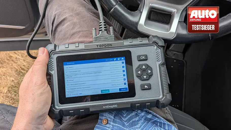 OBD2-Diagnosegeräte im Test Topdon ArtiDiag 500 OBD2-Diagnosegerät im Test, fotografiert von oben.