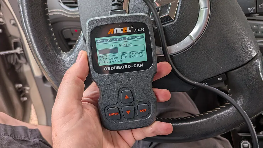 OBD2-Diagnosegeräte im Test Ancel OBD2-Diagnosegeräte im Test, fotografiert von oben.