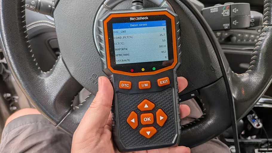 OBD2-Diagnosegeräte im Test Nexzcheck OBD2-Diagnosegerät im Test, fotografiert von oben.