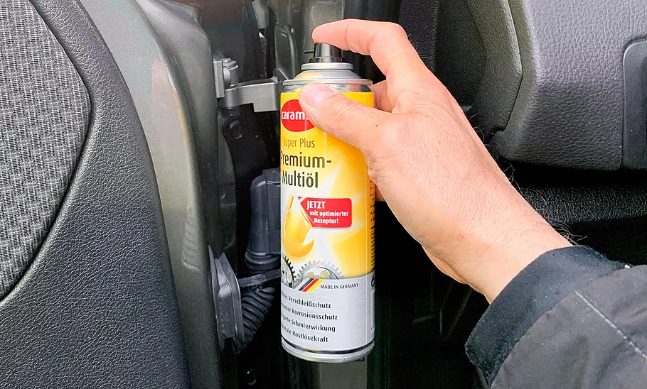 Caramba Premium-Multiöl Das Caramba Premium-Multiöl in der Nutzung.