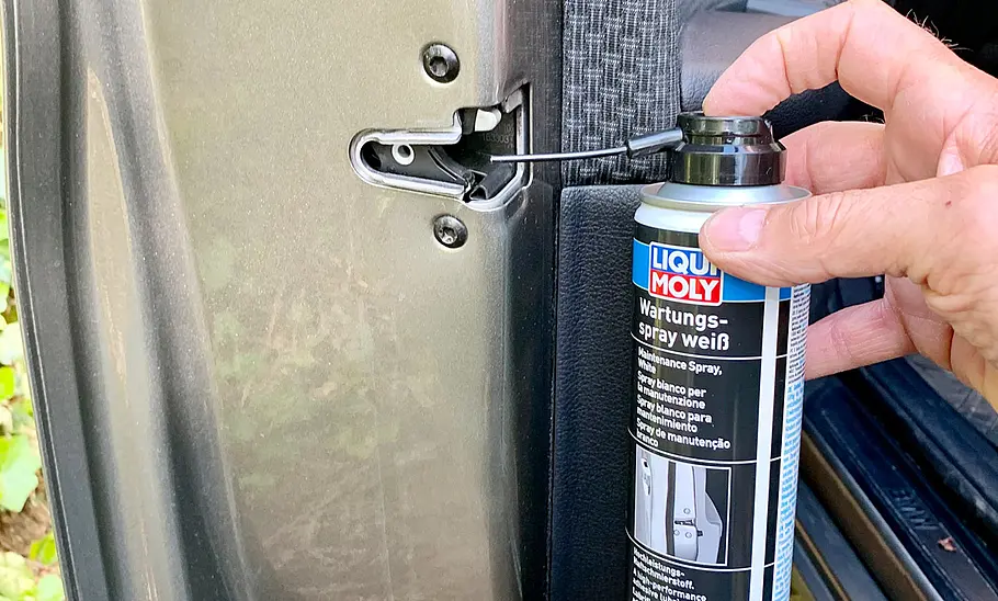 Liqui Moly Wartungsspray (weiß) Das Liqui Moly Wartungsspray (weiß) in der Hand eines Nutzers.