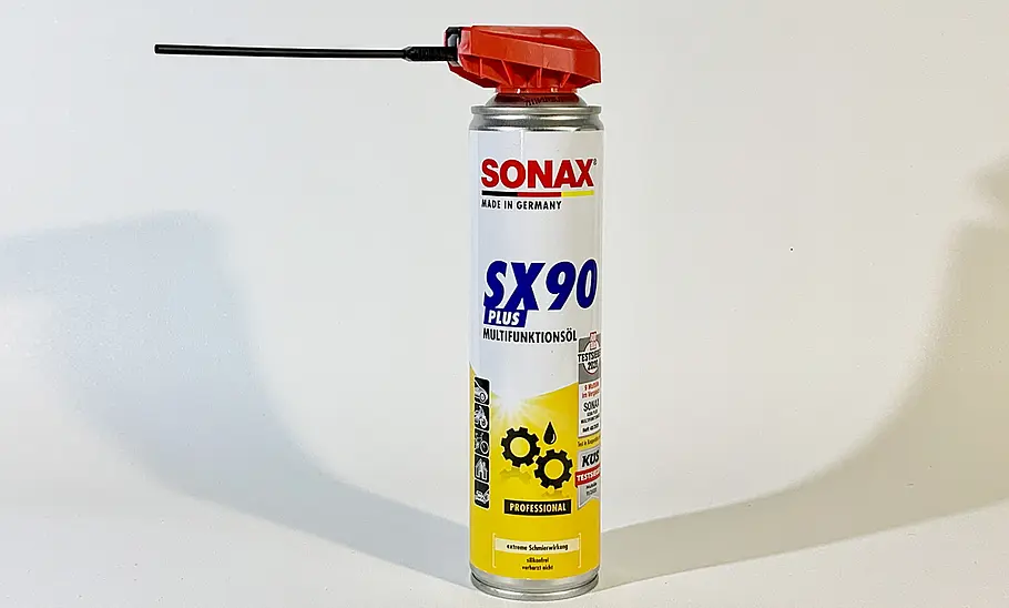 Sonax SX 90 plus Multifunktionsöl Das Sonax SX 90 plus Multifunktionsöl stehend.
