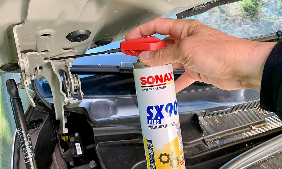 Sonax SX 90 plus Multifunktionsöl Das Sonax SX 90 plus Multifunktionsöl in der Nutzung.