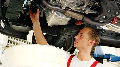 Ölwechsel - Foto: BauerStock/AUTO ZEITUNG