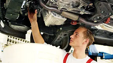 Ein Mechaniker schraubt einen Ölfilter los. - Foto: BauerStock/AUTO ZEITUNG Ein Mechaniker schraubt einen Ölfilter los. - Foto: BauerStock/AUTO ZEITUNG