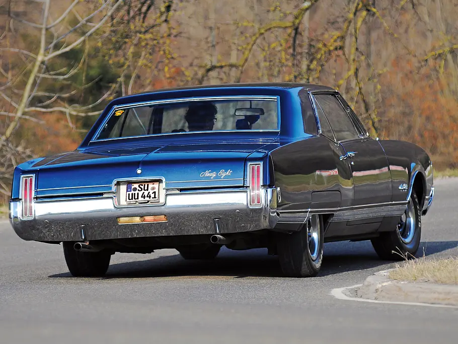 Oldsmobile 98 Holiday Hardtop Coupé Oldsmobile 98 Holiday Hardtop Coupe Bilder Fahrbericht Ninety-Eight-Karosserie