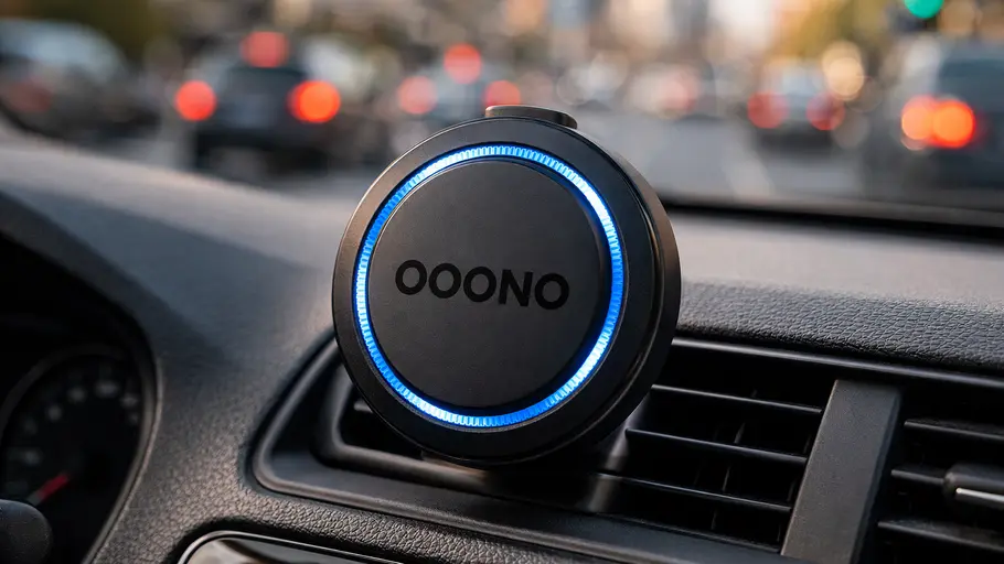 Ooono Co-Driver No2 Angebot Der Ooono Co-Driver No2 an einem Lüftungsgitter in einem Auto-Innenraum befestigt.