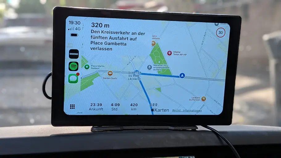 Ooono Codriver No 2 im Test Ooono Codriver No 2 im Test mit einem Carplay-Display, fotografiert hinten.
