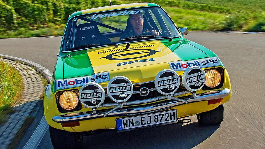 Der Irmscher Opel Ascona A fahrend von vorne.