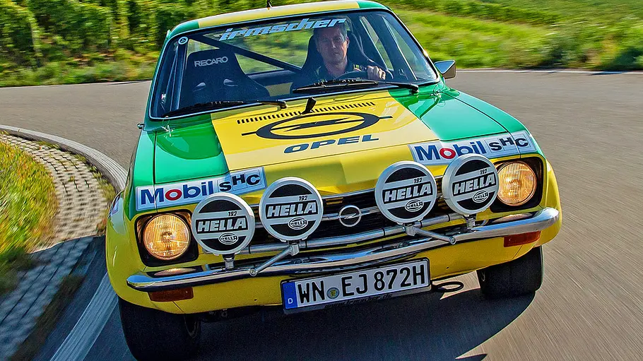 Der Irmscher Opel Ascona A fahrend von vorne.