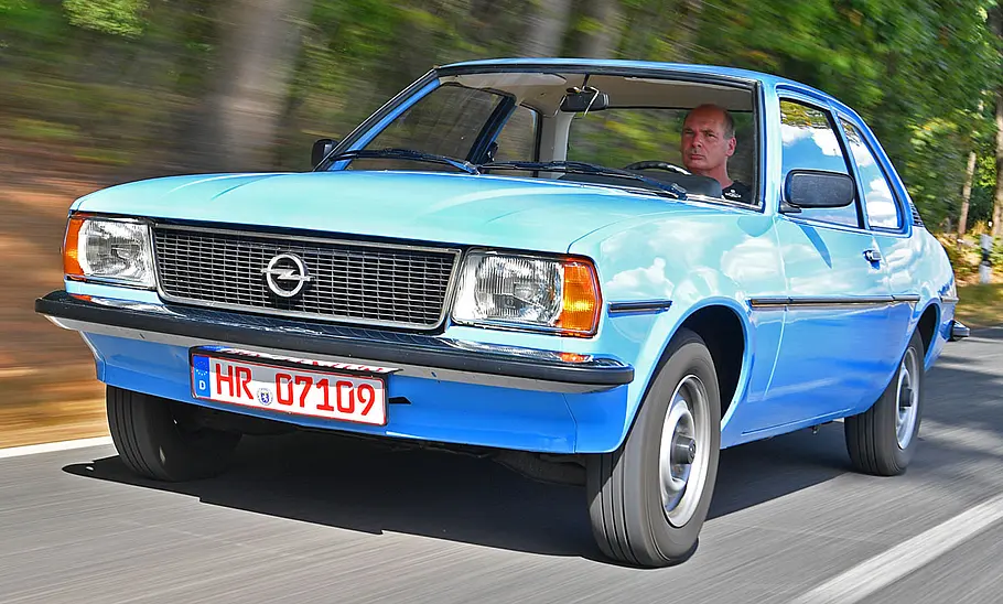 Opel Ascona B Der Opel Ascona Bvon vorne während der Fahrt fotografiert.