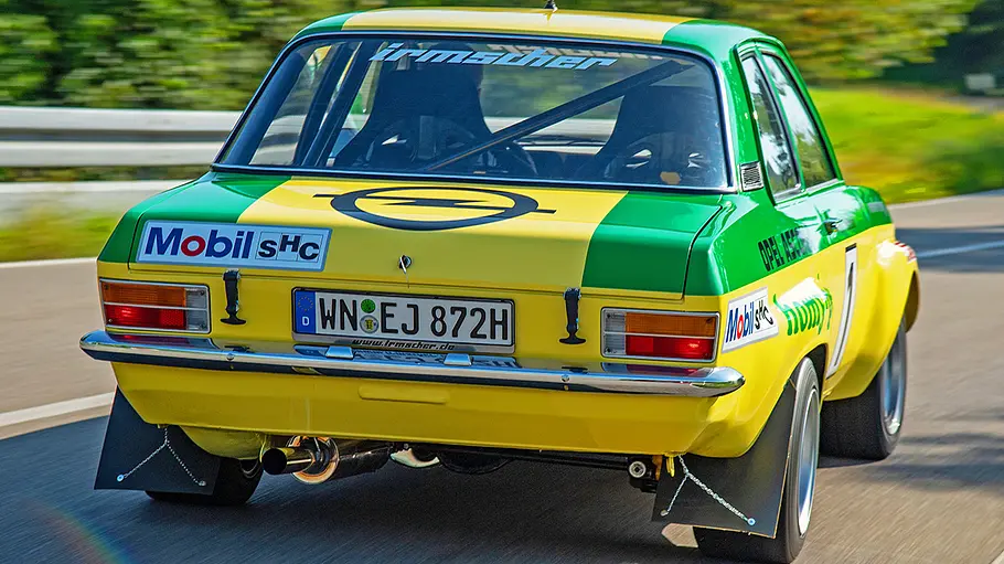 Der Irmscher Opel Ascona A fahrend von hinten.