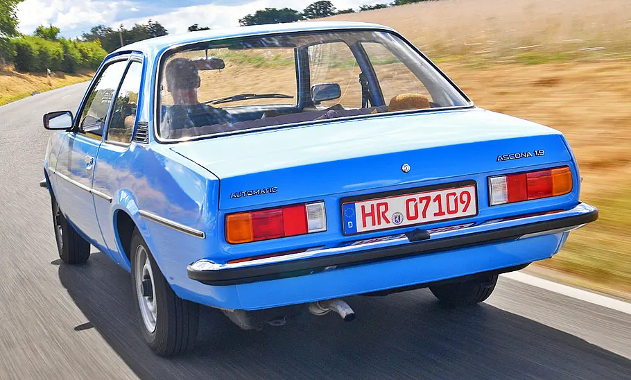 Opel Ascona B Der Opel Ascona B von hinten während der Fahrt fotografiert.