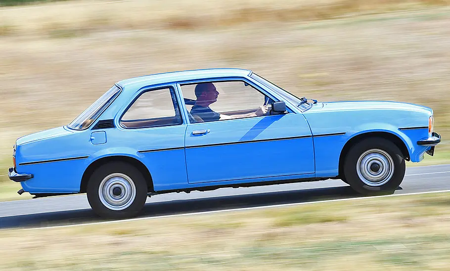 Opel Ascona B Der Opel Ascona B von der Seite während der Fahrt fotografiert.