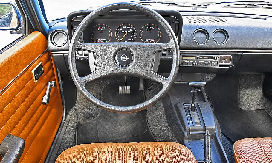 Opel Ascona B Das Cockpit des Opel Ascona B.