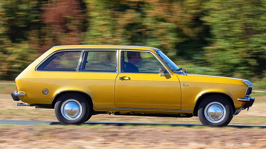 Der Opel Ascona Voyage fahrend seitlich