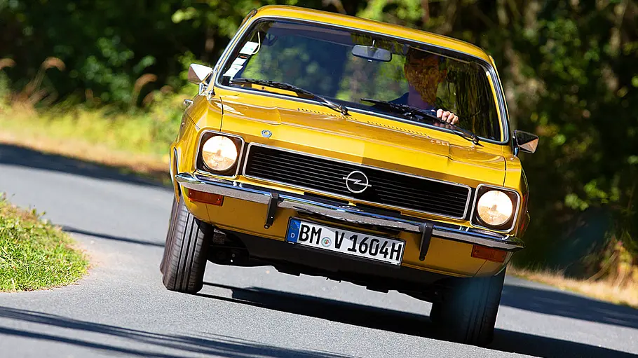 Der Opel Ascona Voyage fahrend von vorne