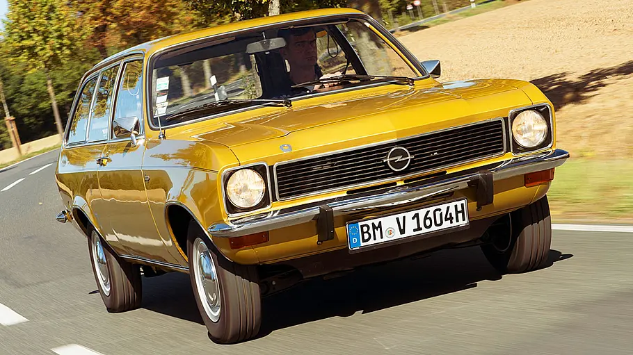 Der Opel Ascona Voyage fahrend von schräg vorne