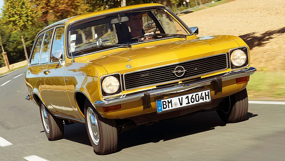 Der Opel Ascona Voyage fahrend von schräg vorne