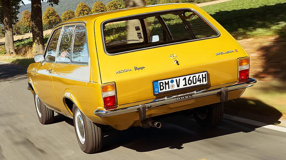 Der Opel Ascona Voyage fahrend von schräg hinten