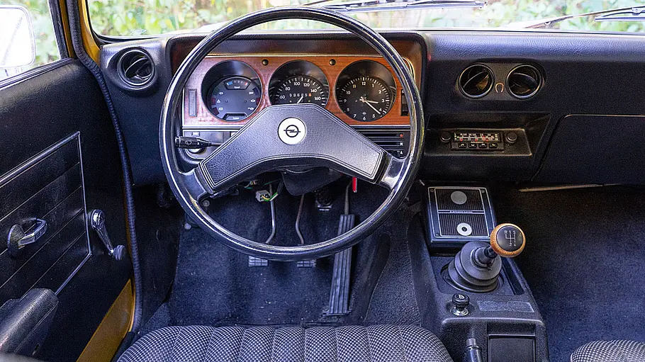 Das Cockpit des Opel Ascona Voyage
