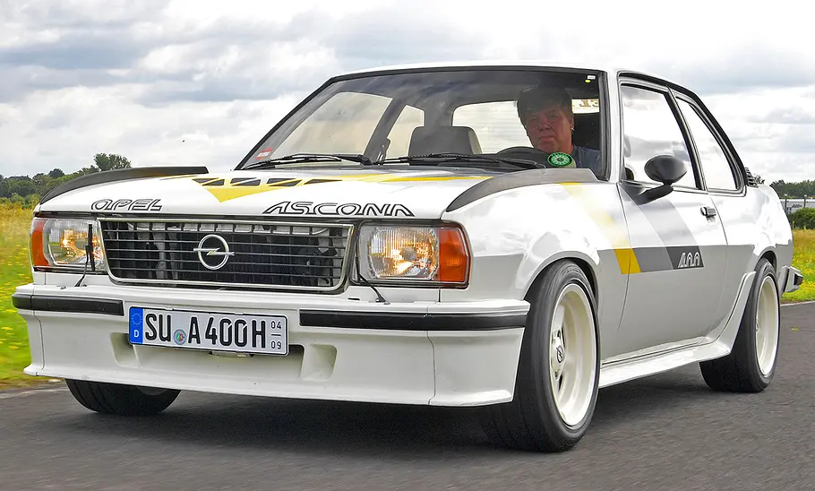Der Opel Ascona 400 fahrend von vorne.