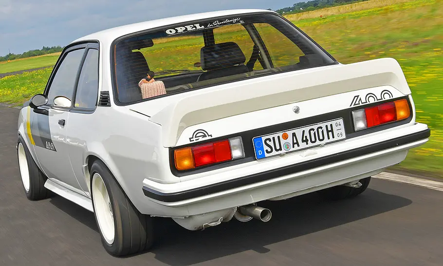 Opel Ascona 400 Der Opel Ascona 400 fahrend von hinten.