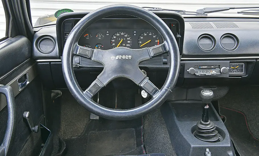 Opel Ascona 400 Das Cockpit des Opel Ascona 400.