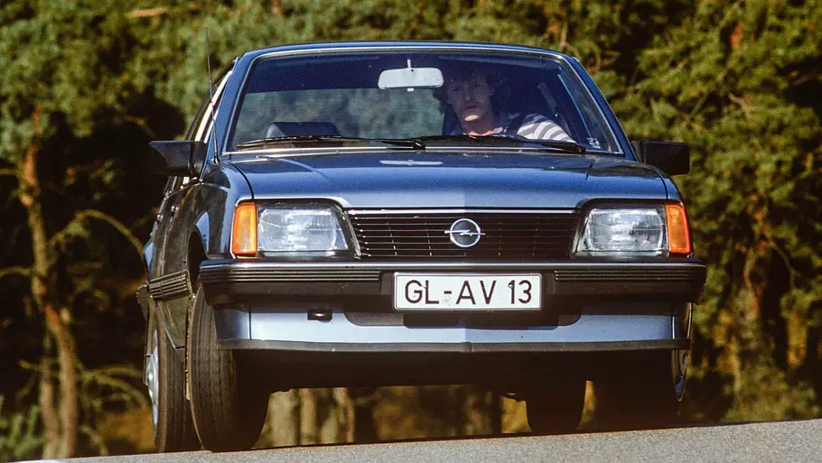 Opel Ascona Berlina Opel Ascona Berlina fahrend von vorne fotografiert.