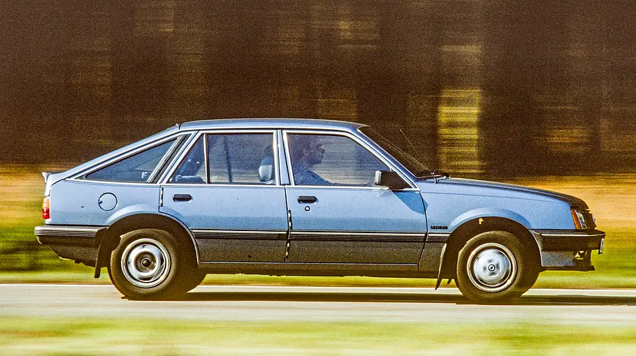 Opel Ascona Berlina Opel Ascona Berlina fahrend von der Seite fotografiert.
