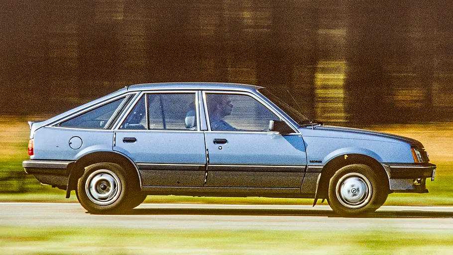Opel Ascona Berlina Opel Ascona Berlina fahrend von der Seite fotografiert.