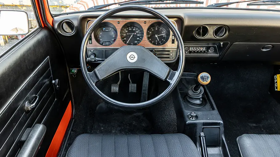 Das Cockpit des Opel Ascona A