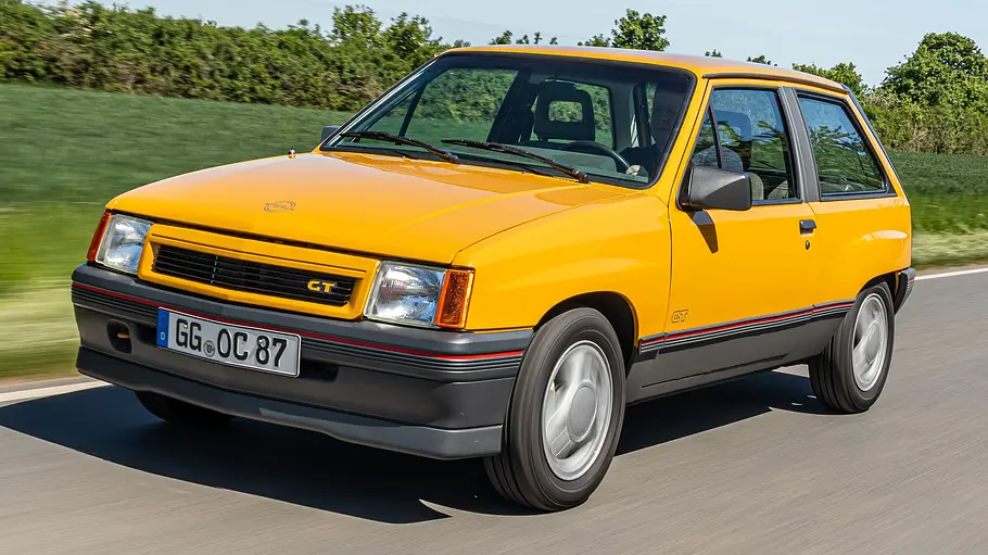 Der Opel Corsa A fahrend von vorne