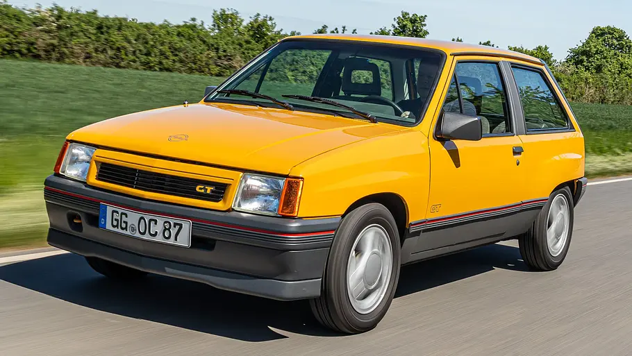 Der Opel Corsa A fahrend von vorne