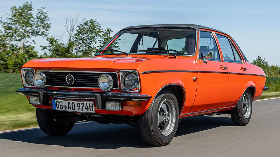 Der Opel Ascona A fahrend von vorne