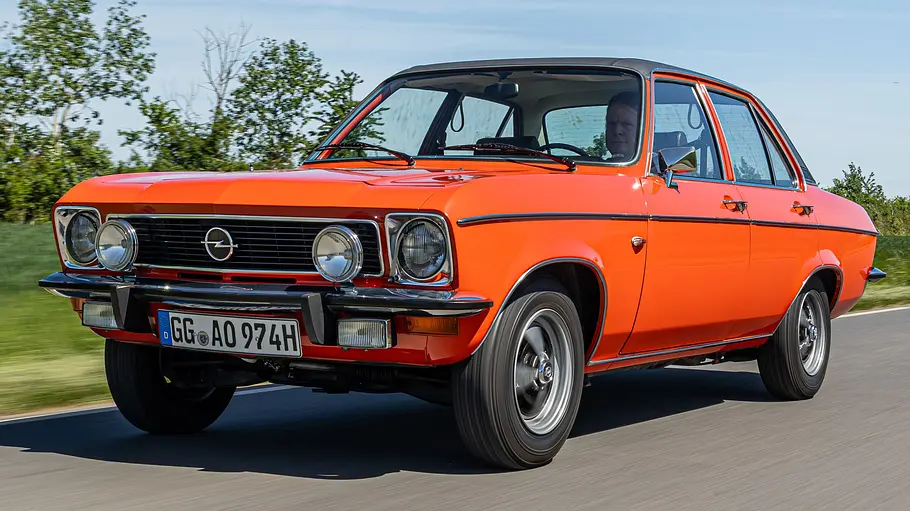 Der Opel Ascona A fahrend von vorne