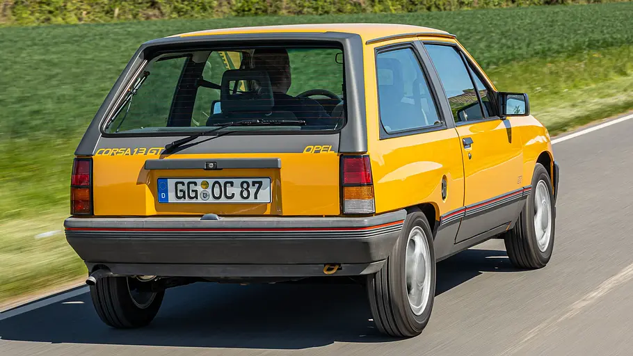Der Opel Corsa A fahrend von hinten