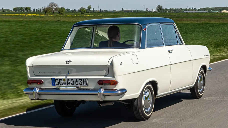 Der Opel Kadett A fahrend von hinten