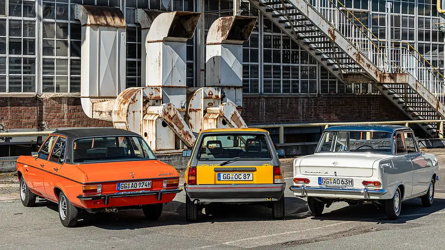 Opel Ascona, Corsa und Kadett stehend von hinten