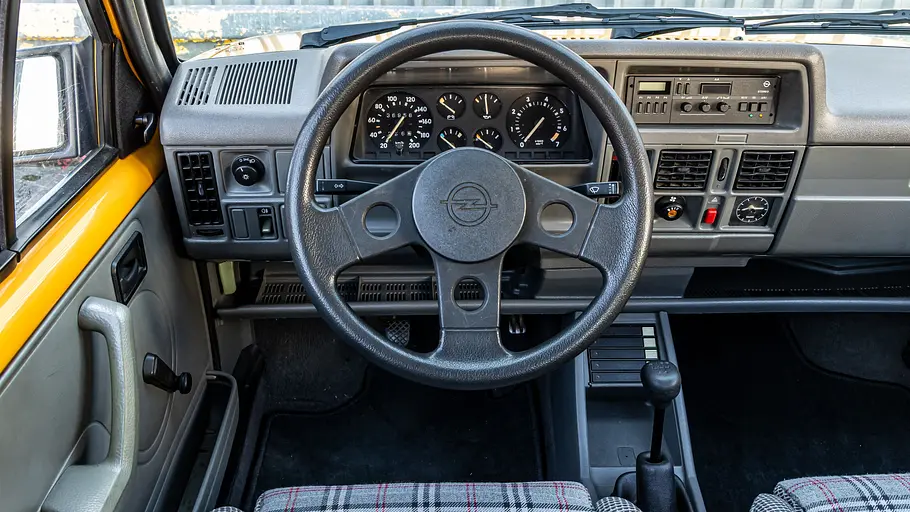 Das Cockpit des Opel Corsa A